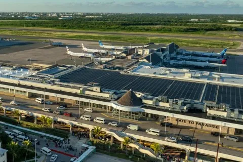 Vista aérea de la terminal del Aeropuerto Internacional de Punta Cana, con aviones en plataforma y el acceso Gate to Paradise.